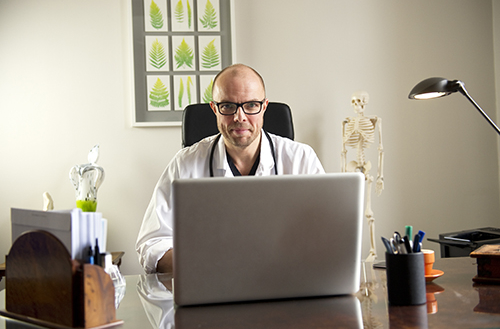 Besök, diagnos och recept över nätet – första digitala vårdcentralen har öppnat